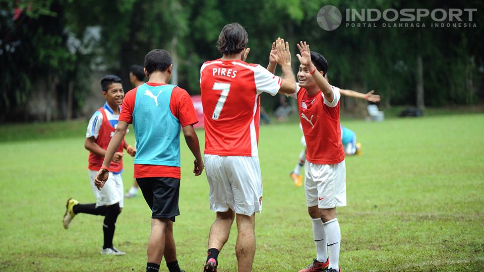 Tos. Pires memberi selamat pada rekan satu timnya setelah membuat gol.